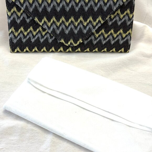 DESIGNER INSPIRED DESIGN, CLUTCH OR SHOULDER BAG. COMES WITH 46″INCH SILVER CHAI - Picture 3 of 16